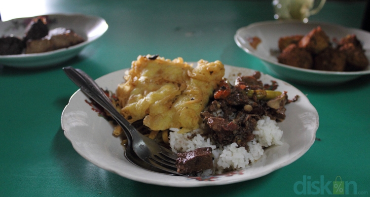 Brongkos Legendaris di Warung Ijo Bu Padmo Jogja