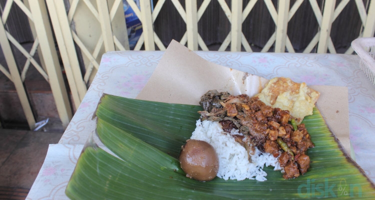 Gudeg Jl. C. Simanjuntak, Gudeg Lezat untuk Memulai Hari Jogja