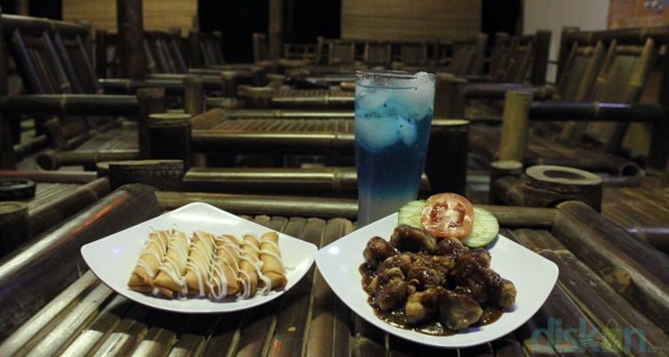 Lezatnya Ayam Saos Kacang dan Blue Lagoon ala Kedai Bamboo Jogja