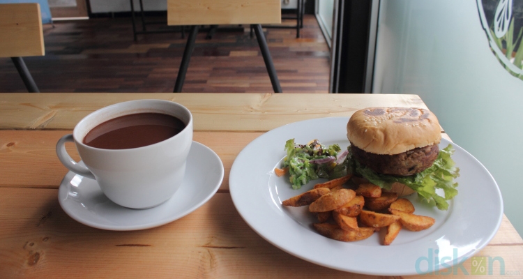 Lezatnya Blue Cheese Burger ala At The Table Jogja