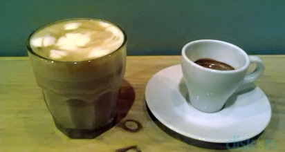 Mantapnya Segelas Cappuccino dan Bonbon Racikan Analog Coffee