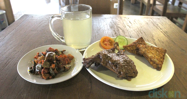 Menikmati Kelezatan Cita Rasa Kuliner Kalimantan-Jawa di Warung Bu Ageng Jogja