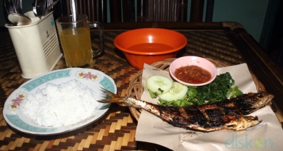 Menikmati Seporsi Ikan Cakalang Bakar di Warung Tenda Jalan D.I. Panjaitan