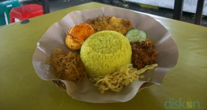 Menyantap Kelezatan Nasi Kuning di Warung Nasi Kuning Sambal Tuna